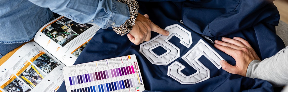 Machine de broderie professionnelle en action