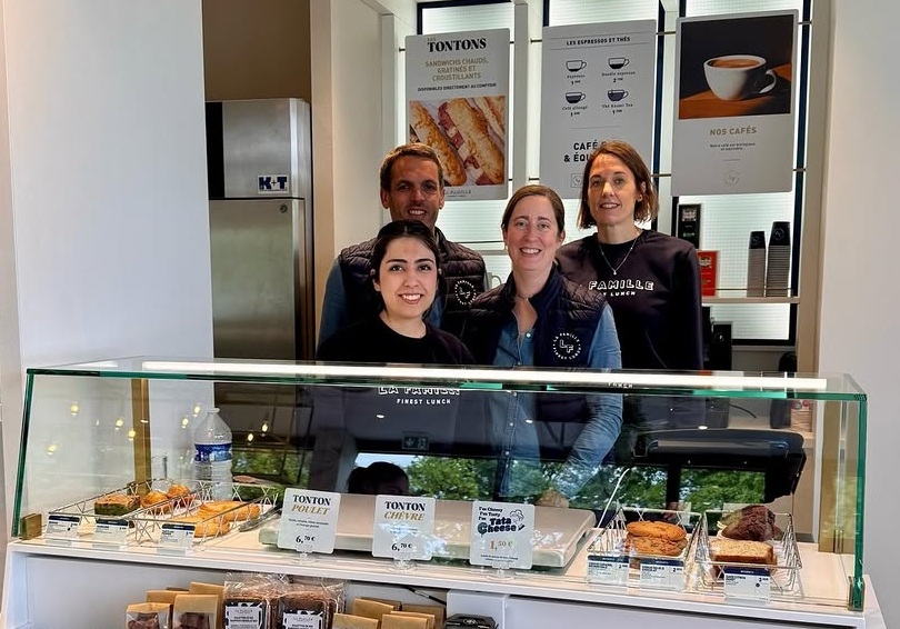Équipe La Famille en tenues personnalisées derrière le comptoir