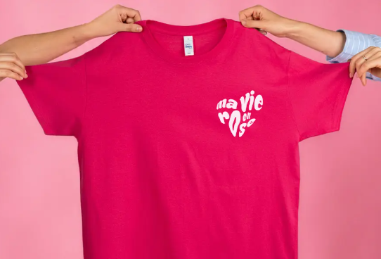 T-shirt rose personnalisé avec le visuel « Ma vie en rose », présenté à deux mains