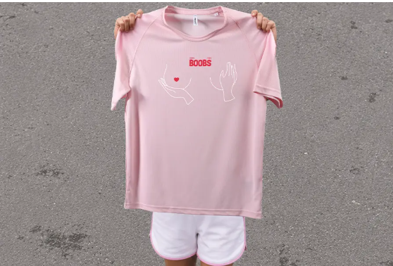 T-shirt rose personnalisé avec le visuel d’autopalpation « Check your boobs »