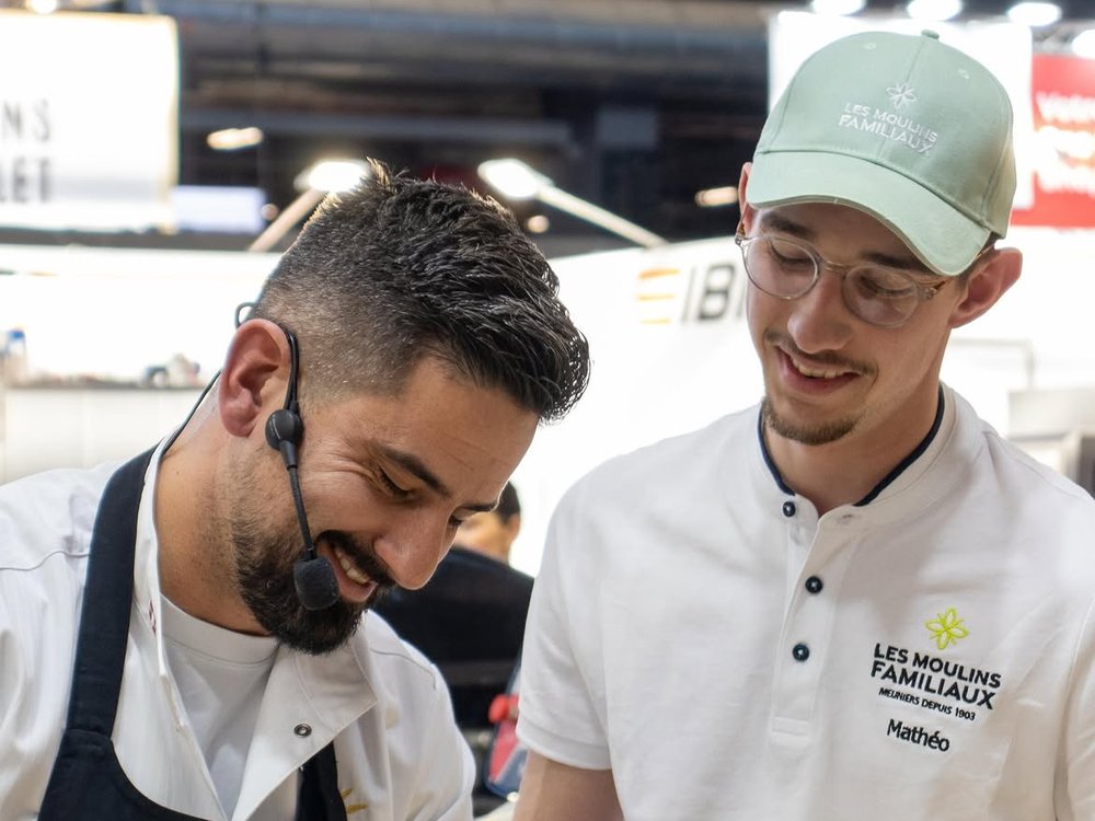 Deux personnes portant des polos personnalisés sur un stand du Sirha Bake & Snack