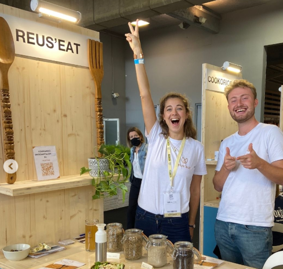 Deux personnes portant des tee-shirts blancs personnalisés sur un stand
