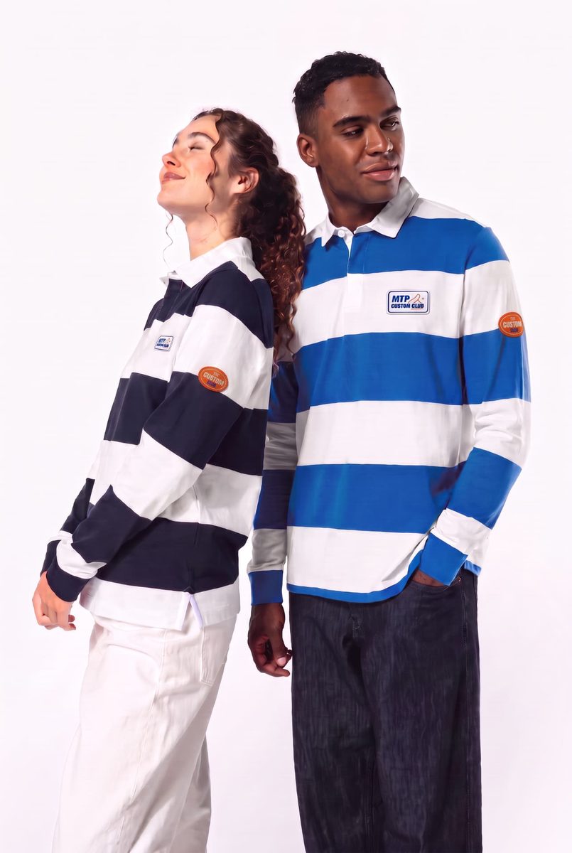 Deux mannequins en polos rugby K285 avec patch MTP Custom Club côté cœur et écusson orange The Custom Club sur la manche