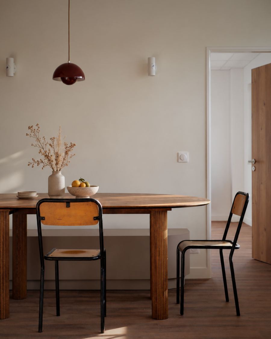 Cuisine et grande table en bois pour les déjeuners d'équipe chez Mes Tenues Perso
