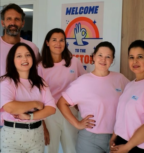 L’équipe Mes Tenues Perso réunie en t-shirts roses personnalisés avec le logo de l’entreprise