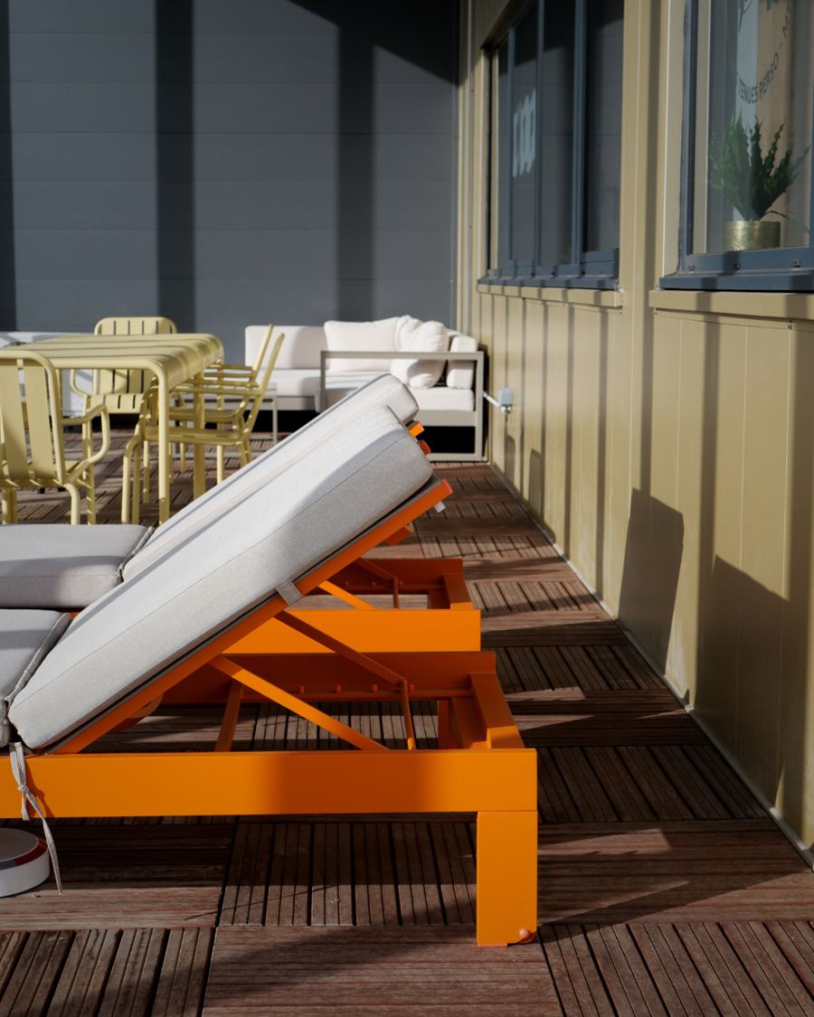 Terrasse avec transats orange et salon de jardin dans les locaux MTP à Tourcoing